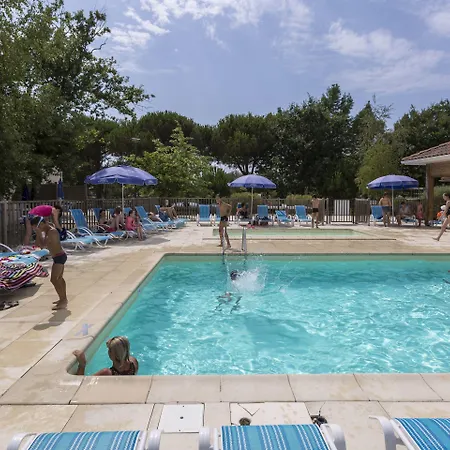 Odalys Le Petit Pont 3* オータン